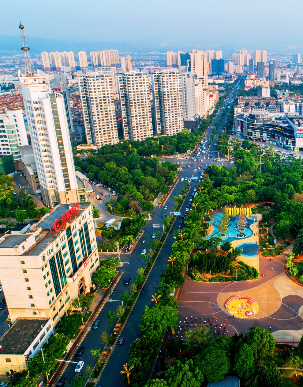 记者 邓星瑞 摄节日里,市民到聂耳广场参加各种文化娱乐活动.