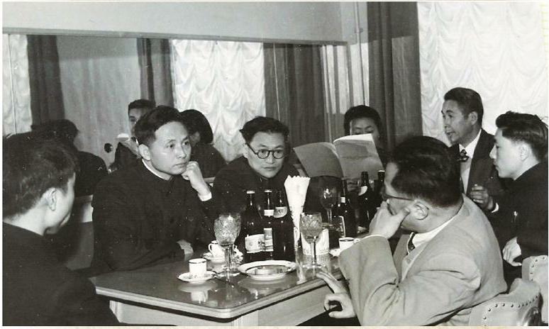 1959年11月，郑林（左二）出席杜布纳联合原子核研究所全权代表会议期间，中方研究人员在一起交流。郑林对面的是著名科学家王淦昌。