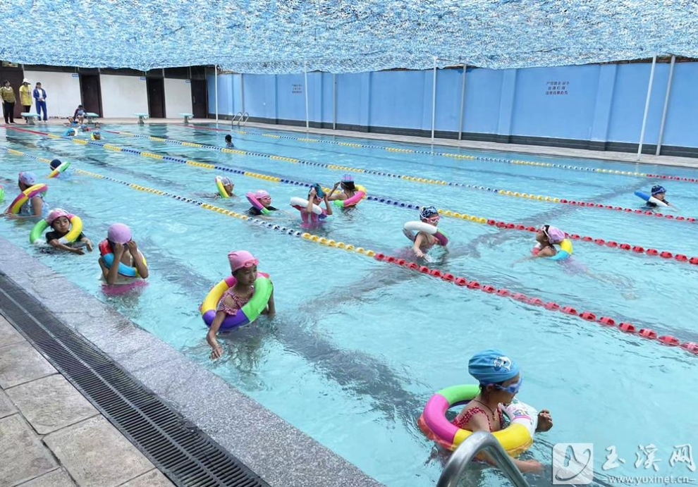 小学生上游泳课。
