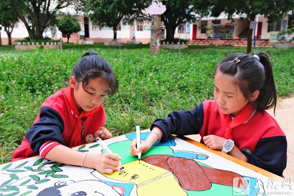 韩所小学学生上瓷绘课。