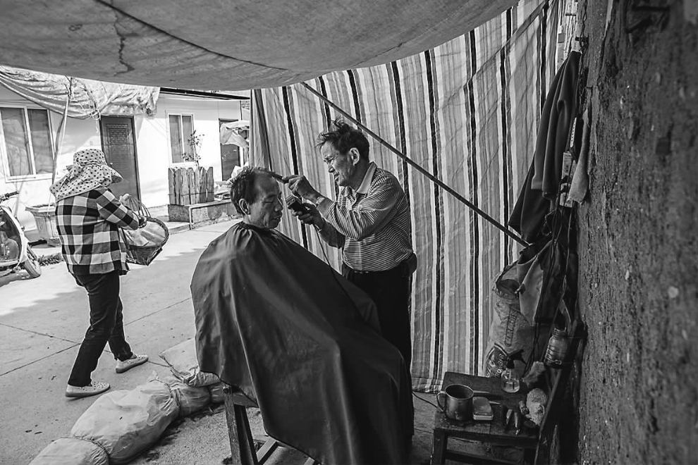 这独特的“理发室”留住乡里乡外的往来。通海县四街镇 2022年4月 左平 摄