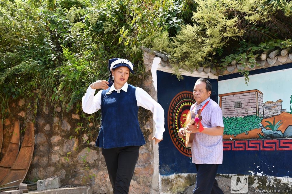 洼垤乡它吉克村的杨福又（右）和徒弟杨梅表演彝族三弦舞。