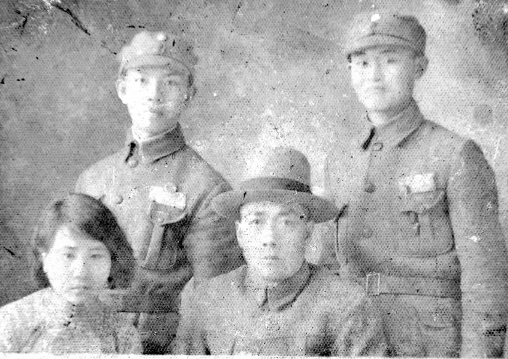 尉迟毓鸣（前排右一）与夫人杨德琴及勤务兵合影。