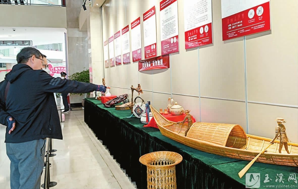 市民参观手作艺术展。