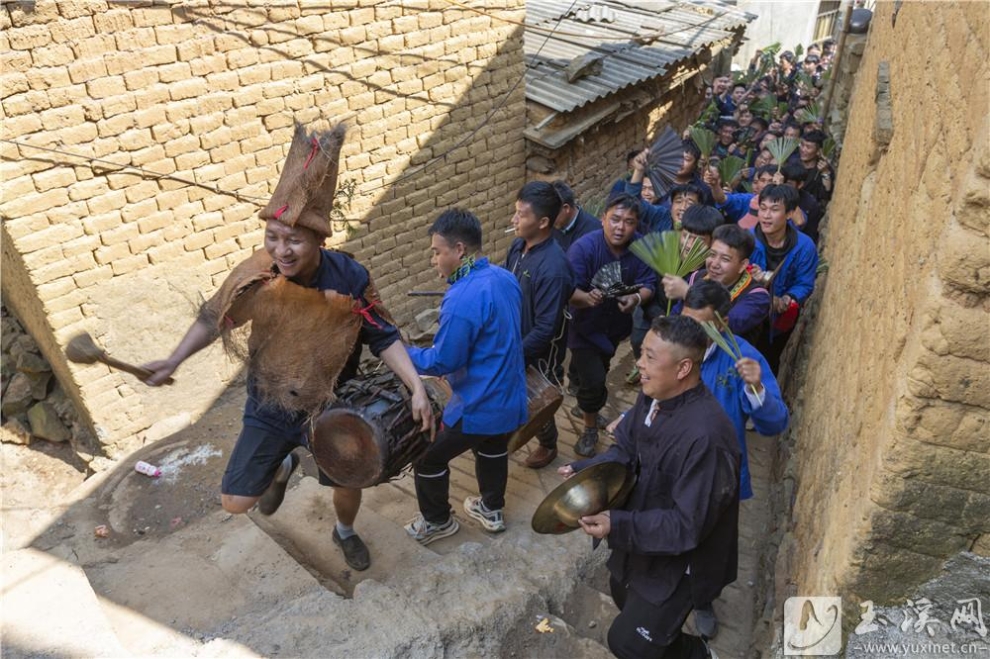 活动第二天，全村男女老少敲锣打鼓走村串巷巡游，今年“阿批突”活动的压轴戏开场了。
