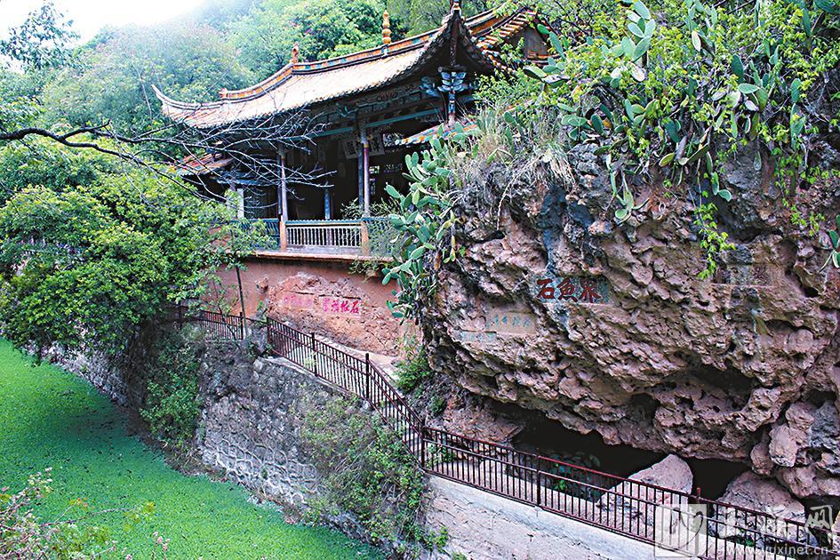 界鱼石前的隔河，在古代是江川去往澄江的重要水上通道。 记者 顾世丹 摄