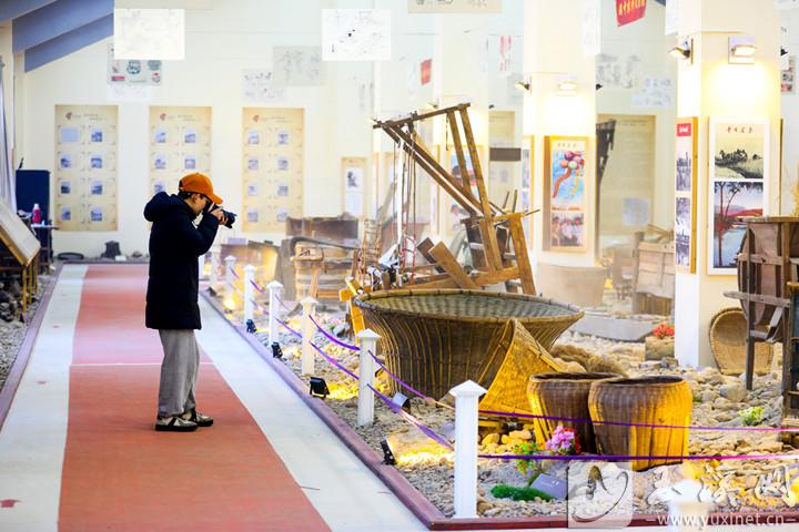滇中农耕文化馆展示农耕器具、票据、生活用品等物件。