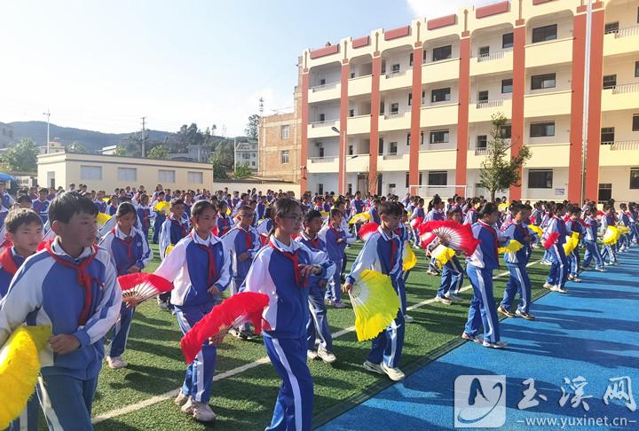 学生们正在跳花灯操。