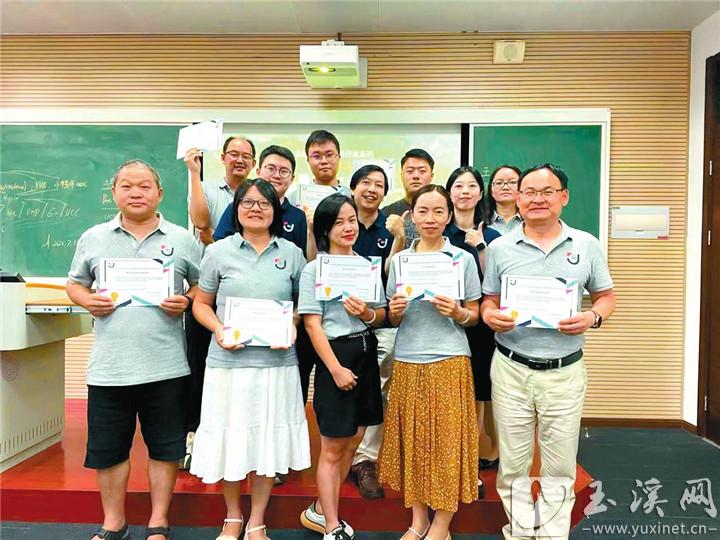 赴上海参加数字产业创新培训教师获合格证书。