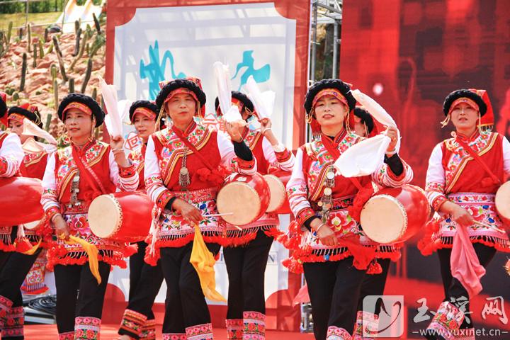 欢快的彝族歌舞以热情感染游客。