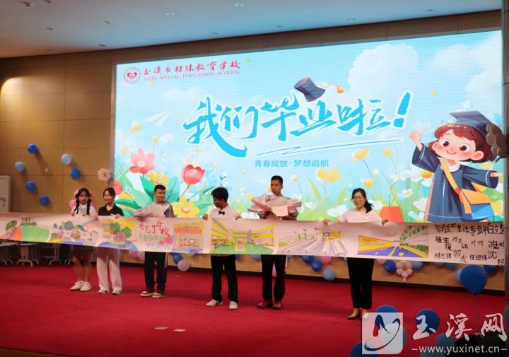 毕业生代表为学校赠送共同绘制的长卷画作。